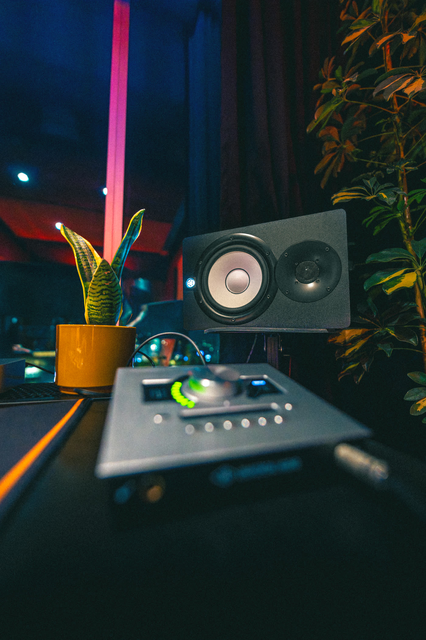 Universal Audio Apollo Twin Gen 2 y monitores Yamaha HS7