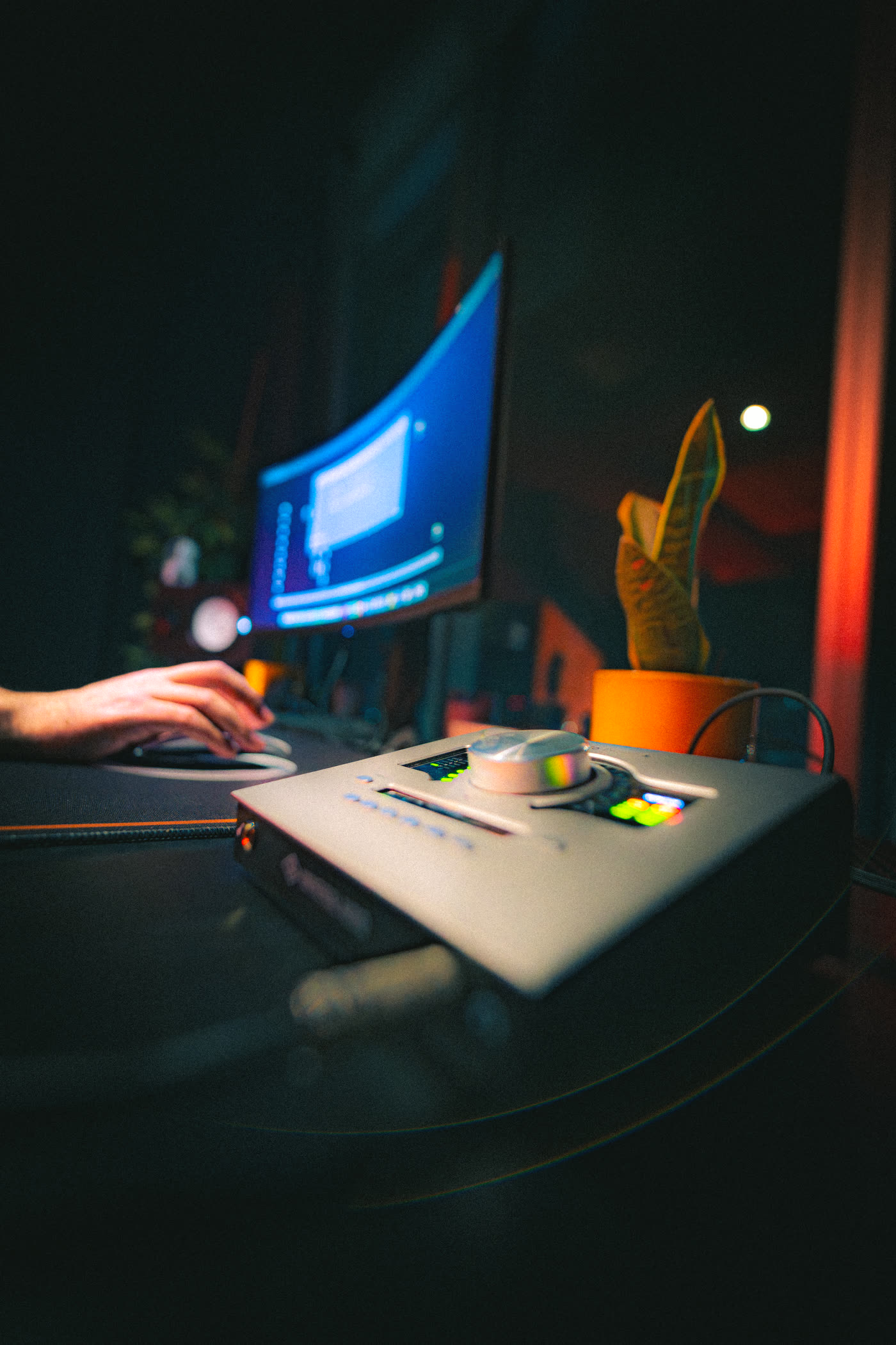 Seteo Studio — estación de trabajo con monitor curvo