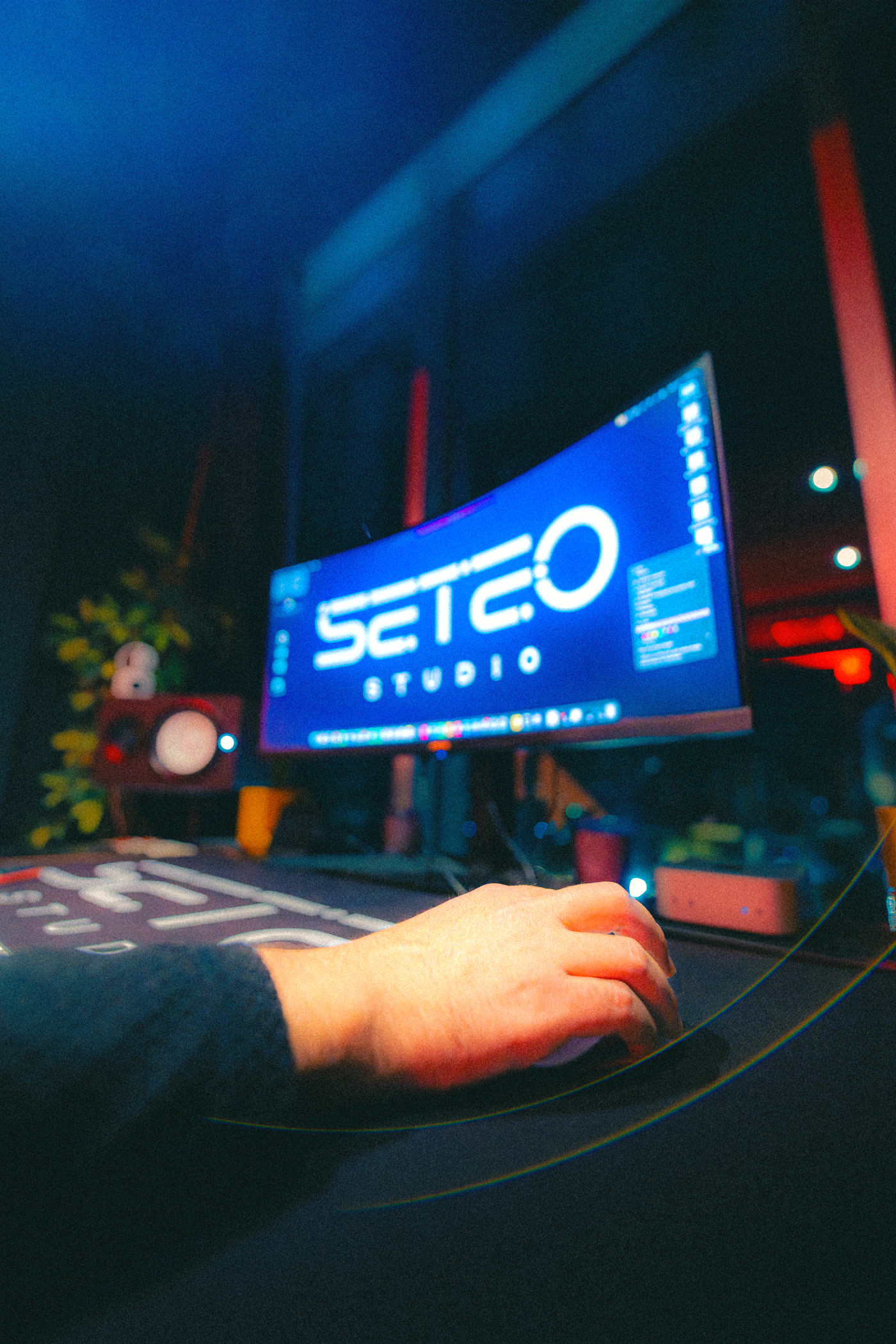 Computador con monitor gamer curvo ASUS TUF en Seteo Studio