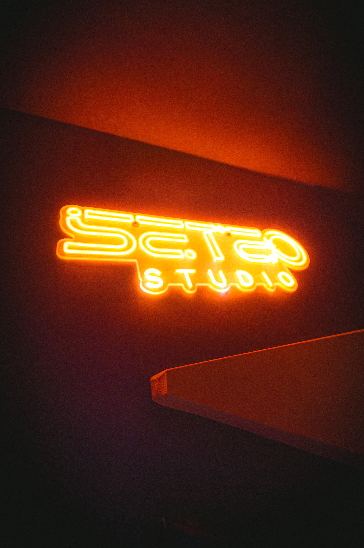 Seteo Studio en Instagram — letrero neón