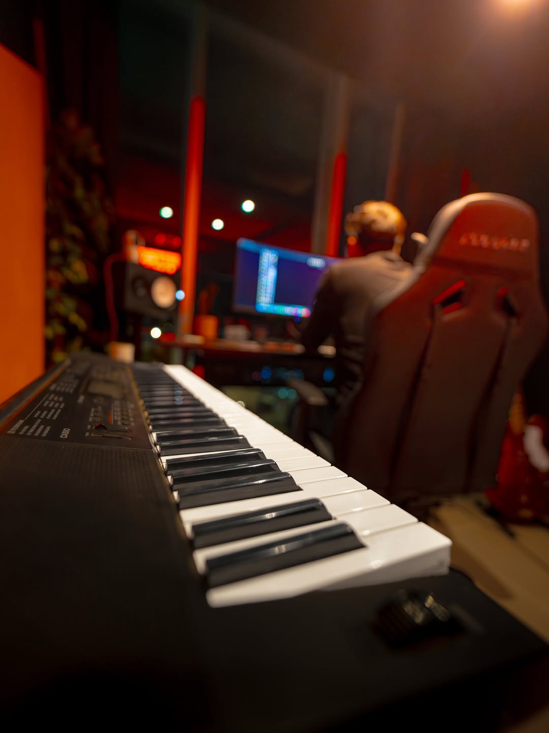 Piano Casio CTK-3200 con vista al estudio
